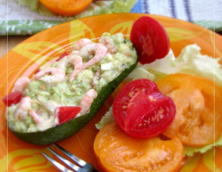 Рецепт: Салат из авокадо с креветками и томатами