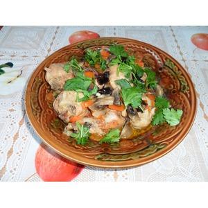 Куриная голень с овощами и черносливом