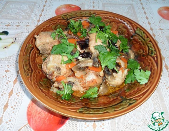 Рецепт: Куриная голень с овощами и черносливом