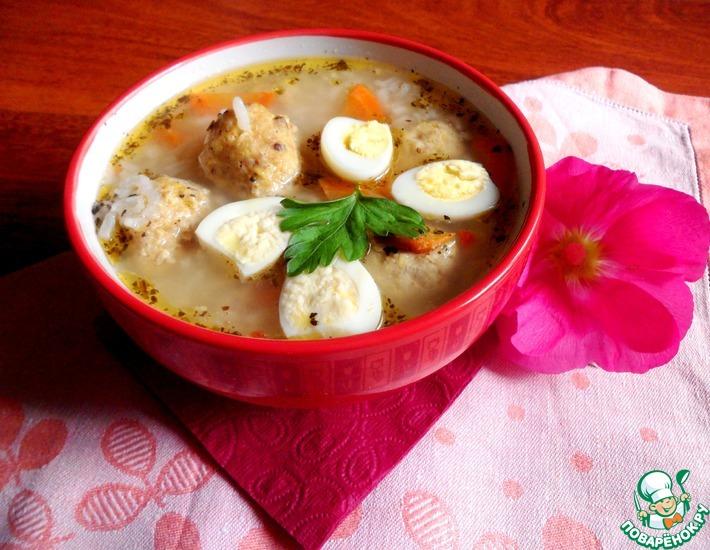 Рецепт: Еврейский суп с куриными клецками, рисом и яйцом