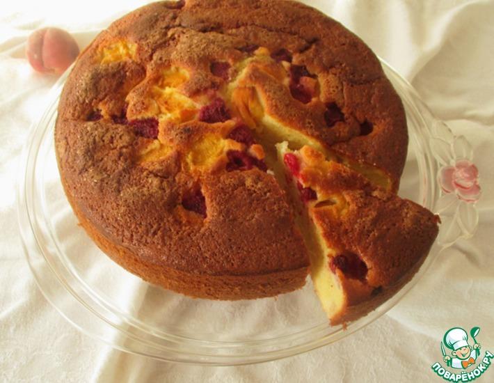 Рецепт: Нежный пирог с персиком и малиной