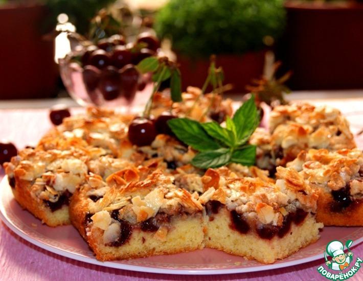 Рецепт: Нежный вишневый пирог с миндальным топпингом
