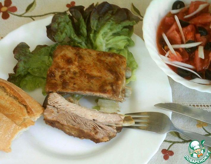 Рецепт: Запеченные свиные ребрышки с салатом «Мурсия»