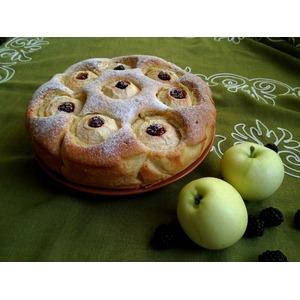 Пирог с яблоками и ежевикой