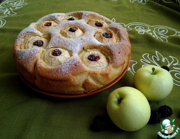 Рецепт: Пирог с яблоками и ежевикой