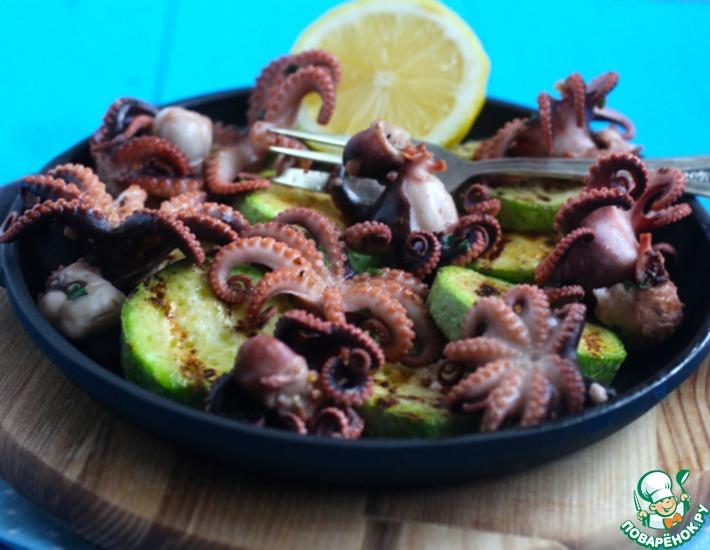 Рецепт: Молодые маринованные осьминоги на гриле с кабачками