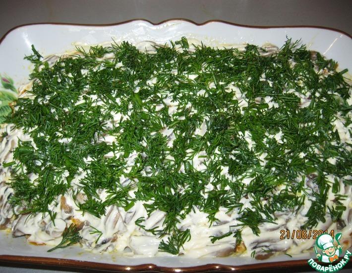 Рецепт: Слоеный салат Супер (с жареной рыбой и грибами)
