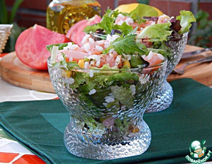 Рецепт: Салат с копченым лососем и орехами