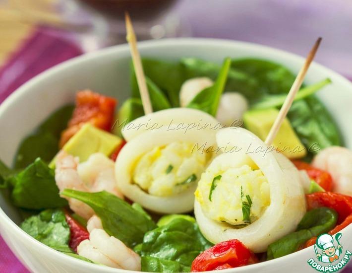 Рецепт: Салат с теплыми рулетами из кальмара и риса