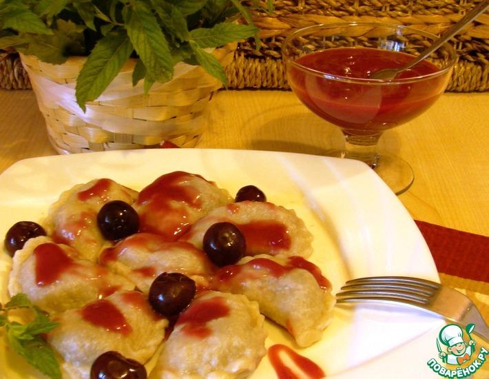 Рецепт: Полтавские вареники с вишней и соус