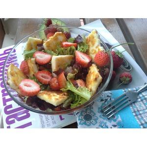 Салат с клубникой, авокадо и халуми