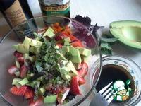 Салат с клубникой, авокадо и халуми ингредиенты