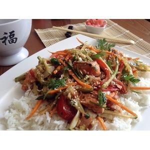 Теплый салат с рыбой, овощами и рисом
