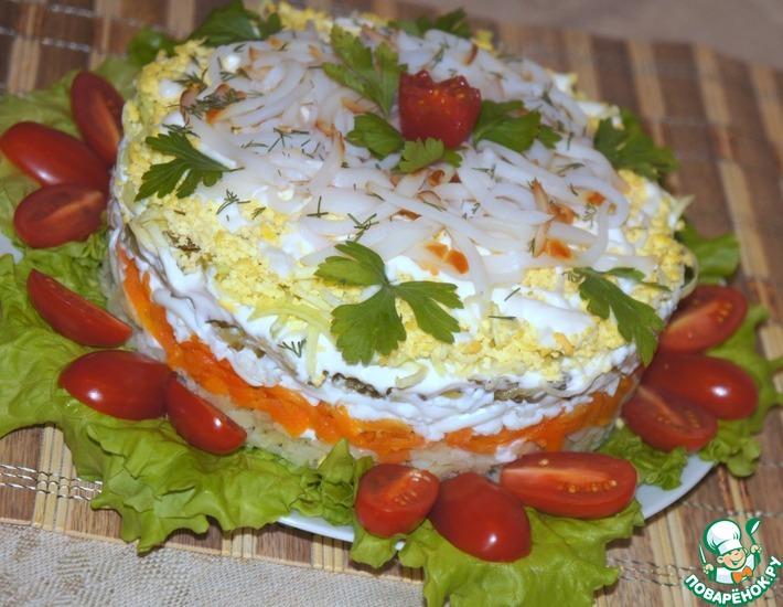 Рецепт: Слоеный салат с копченым кальмаром