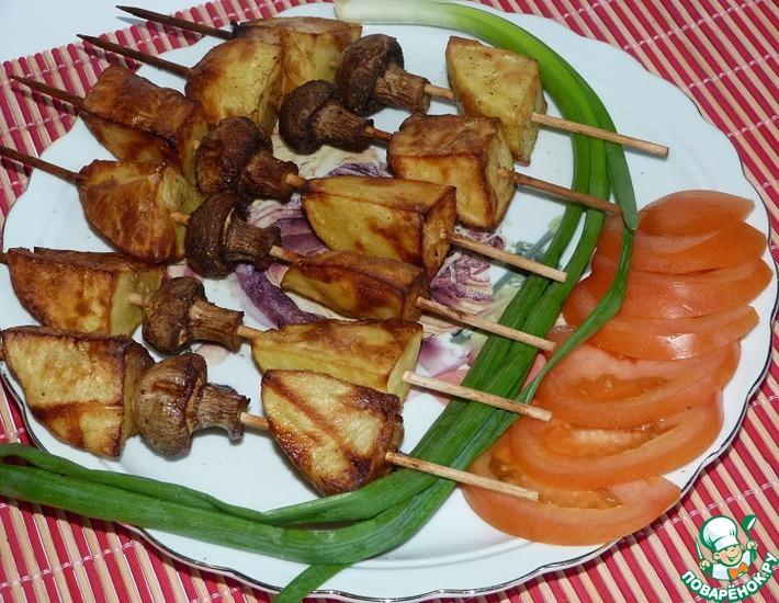 Рецепт: Шашлычки из картофеля с шампиньонами (в аэрогриле)