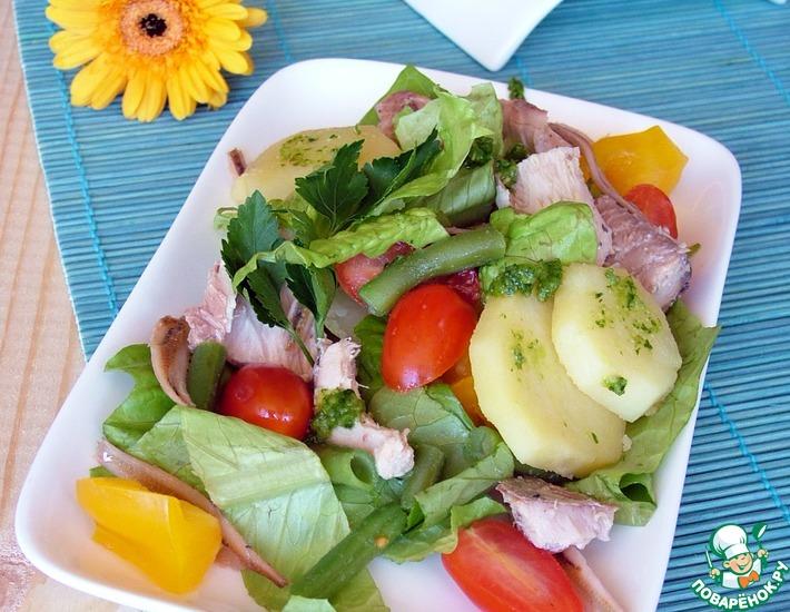 Рецепт: Весенний салат с тунцом и соусом песто