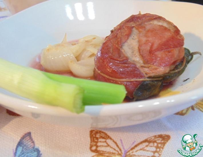 Рецепт: Филе свинины в беконе со свежими луковками