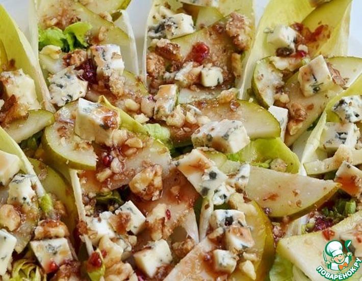 Рецепт: Салат с цикорием, сыром, орехами и грушей