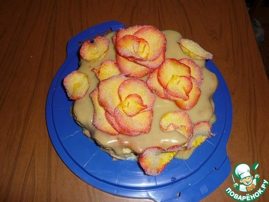 торт Королевы Елизаветы с засахаренными лепестками роз