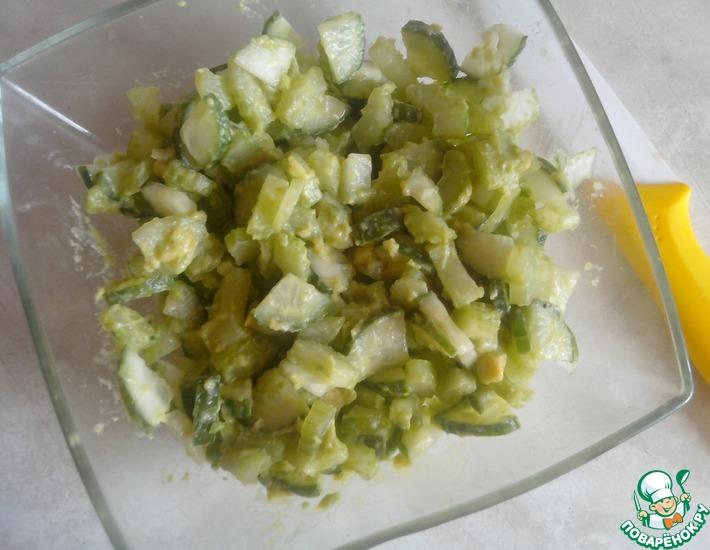 Рецепт: Зеленый салат с заправкой из авокадо