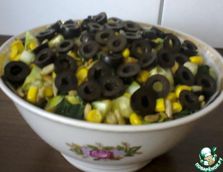 Рецепт: Салат из кукурузы, семечек и огурца