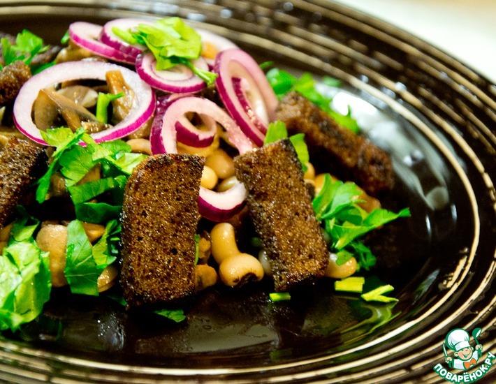 Рецепт: Салат с фасолью и бородинскими гренками