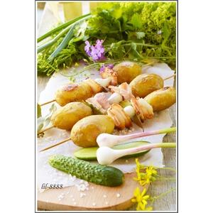 Картофель на шпажках с салом и чесноком
