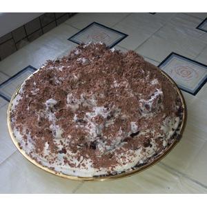 Шоколадный торт с вишней