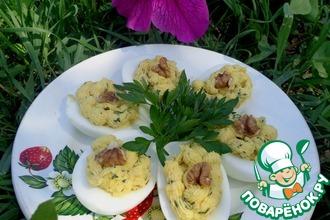 Рецепт: Фаршированные яйца с сырным кремом и орехами