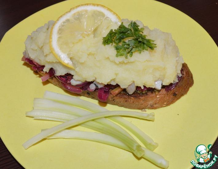 Рецепт: Праздничный тост-салат с сельдью