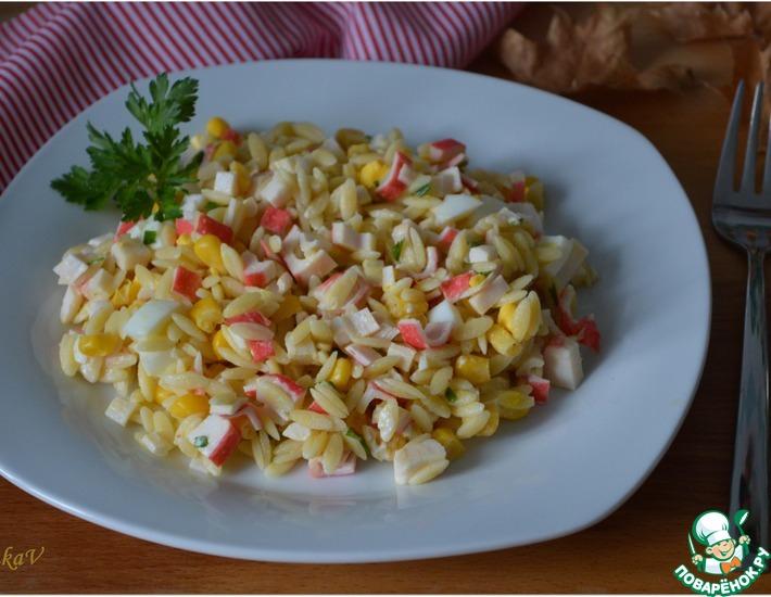Рецепт: Салат с макаронами и крабовыми палочками