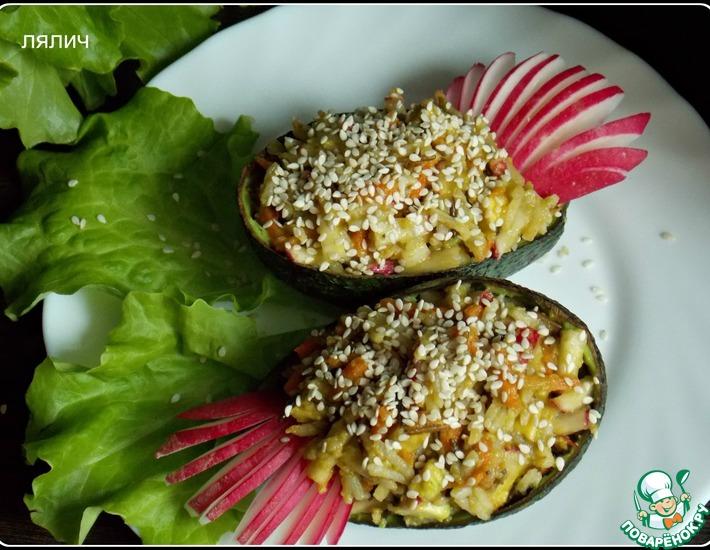 Рецепт: Овощной салат с рисом и соусом из авокадо
