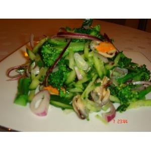 Зеленый салат с мидиями