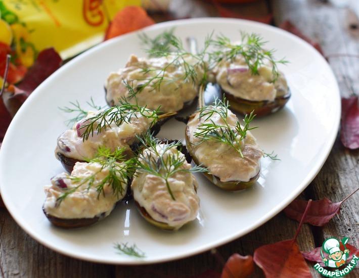 Рецепт: Салат из тунца на запеченном баклажане