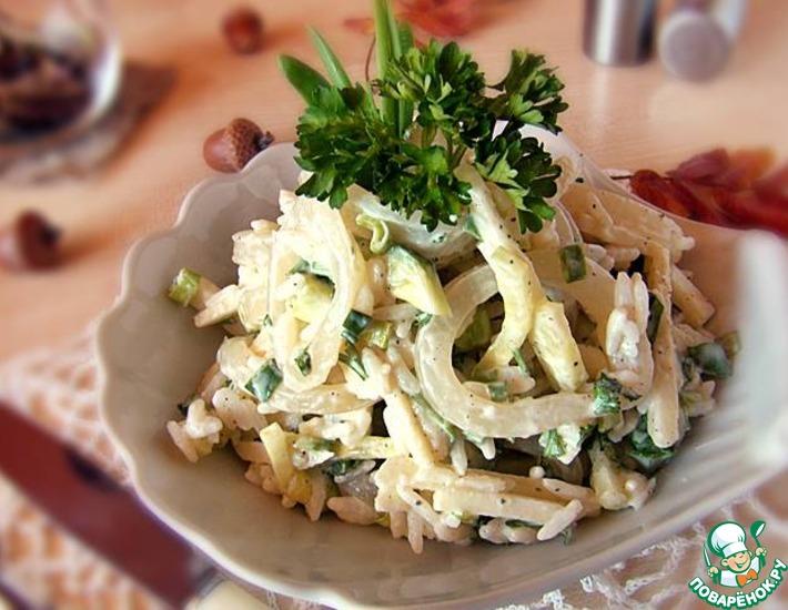 Рецепт: Салат с кальмаром и зеленым яблоком