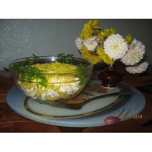 Салат с плавленым сыром и яблоком