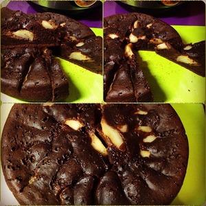 Шоколадный пирог с творогом и грушами