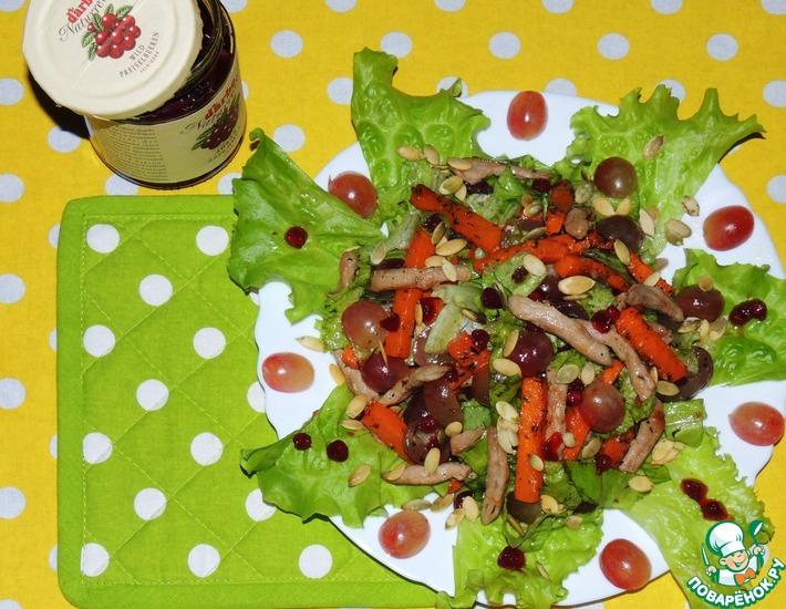 Рецепт: Теплый мясной салат с печеной тыквой и брусничным соусом