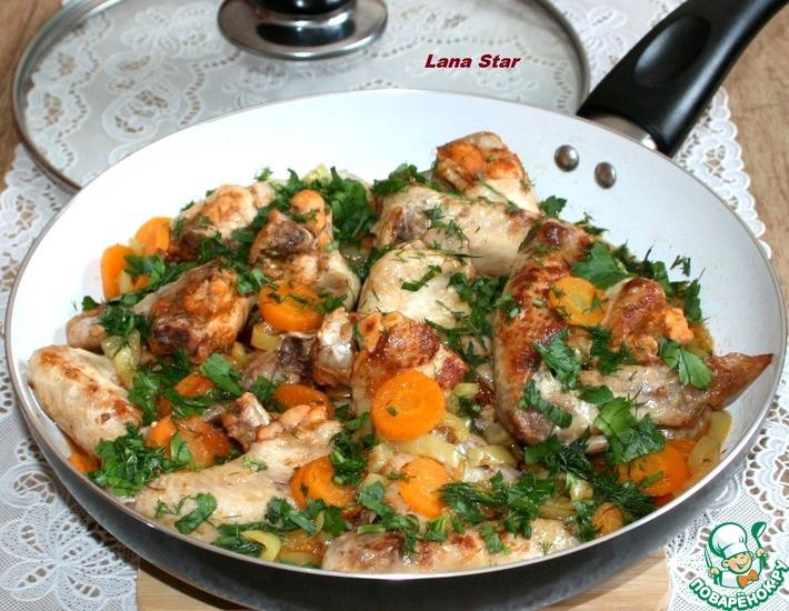 Рецепт: Куриные крылышки с овощами на сковороде