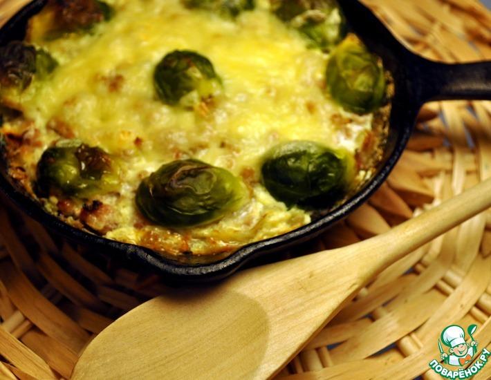 Рецепт: Сковорода с мясной запеканкой и брюссельской капустой в молочно-сырном соусе