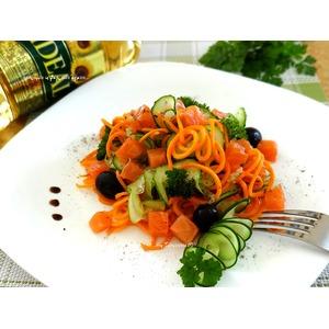 Морковный салат с огурцом и форелью