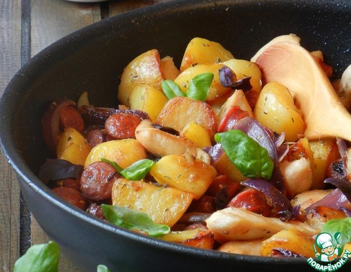 Рецепт: Картофельная сковорода с курицей и колбасками