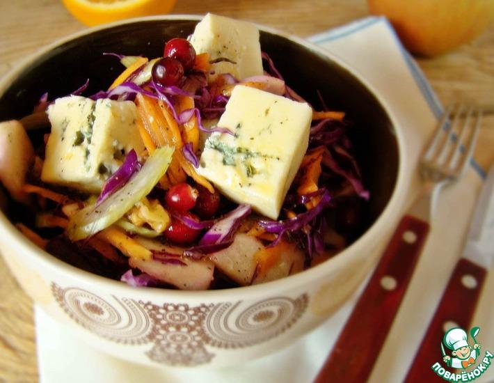 Рецепт: Салат из краснокочанной капусты с голубым сыром