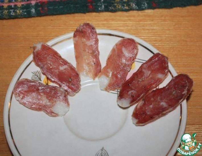 Рецепт: Сыровяленая колбаса из свиного ошейка