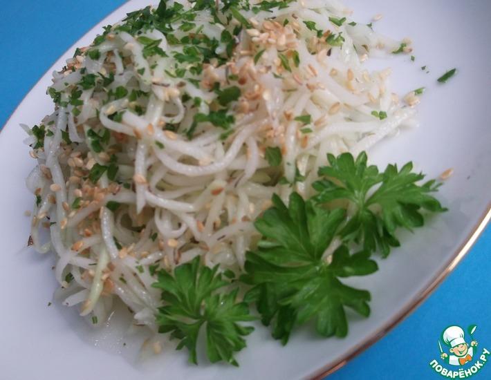 Рецепт: Салат из кольраби с кунжутом и имбирём