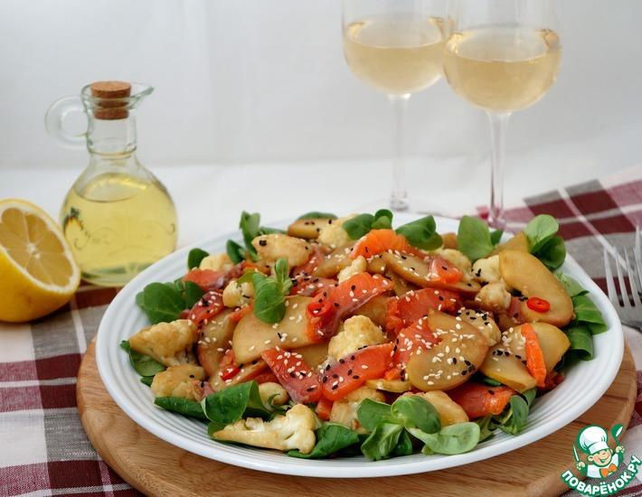 Рецепт: Салат с сёмгой, яблоками и цветной капустой