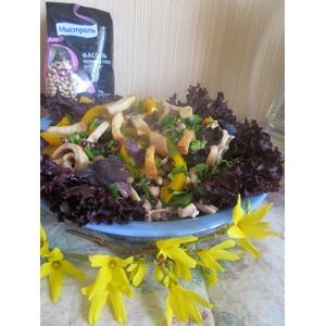 Горячий салат с кальмарами и фасолью