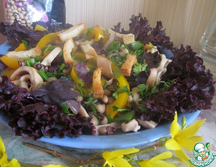 Рецепт: Горячий салат с кальмарами и фасолью