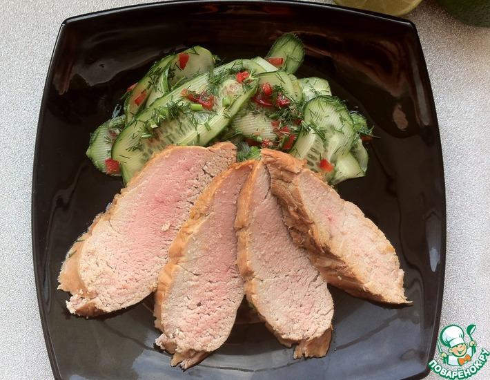 Рецепт: Свиная вырезка с огуречным салатом