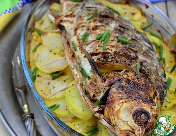 Рецепт: Рыба с картофелем, запеченные под соусом